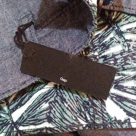 Cool reversible GAP shorts NWT - Picture 6 of 6
